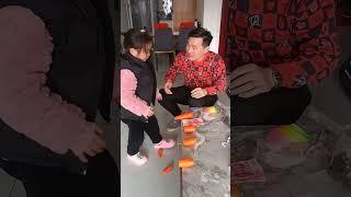 女儿：抬手不是抱歉！老爸你还得练！ #funny #萌娃 #宝宝 #cute #搞笑