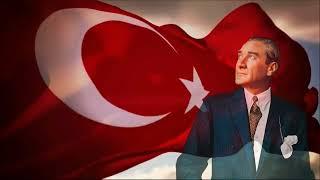 Sessiz Dalgalanan Türk Bayrağı ve Atatürk