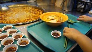 Singapore's Maxwell Hawker Centre Food Tour MUST Eats!