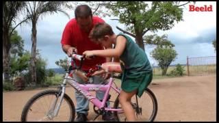 Megan Croucamp (8) ry nou fiets met haar kunsbeen.