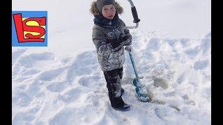 Делаем быструю ледяную горку Проверяем толщину льда на нашем озере