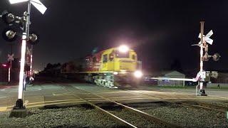 DXC 5379 & DXC / EFI 5454 on Train 827F at Parker Street Level Crossing Islington.