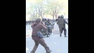 Enfrentamientos entre la policía y los manifestantes en la puerta del Congreso