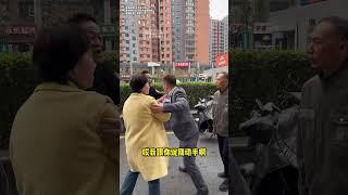 不孝子对父亲大打出手，理发店上演夺金战，李老师出面维护正义《捍卫法律尊严·维护百姓权益》#欠钱不还 #法律咨询 #法律服务 #传递正能量 #律师事务所