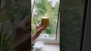 Мой первый смузи! Груша,яблоко,лайм,киви. Разделила порцию на две и добавила еще воды.