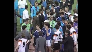 Thomas Häßler shakes hands with Néstor Lorenzo after the 1990 World Cup final