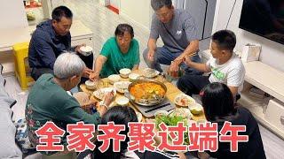 酸汤鱼配上水饺 二条全家齐聚市里过端午 老少满屋还是那么热闹