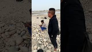 潘潘老师带大家看下新疆和田玉龙喀什河真实挖玉第一现场视频，不是说挖了几百几千遍了，他们为什么还在挖，到底是为什么？#和田玉籽料 #挖玉第一现场 #玉石魅力 #挖玉人 #玉文化 外地人可以去和田挖