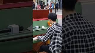 길거리 피아노 연주하는데 갑자기 귀요미 등장ㄷㄷ (피아노 - 김광연)