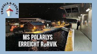 Einlaufen und Festmachen MS Polarlys in Rørvik bei Schneetreiben