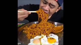 SPICY NOODLES & EGGS  #asmr #mukbang #eatingvideos #satisfying #spicynoodles #eggs @tanboykun