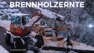 Brennholzernte mit einem alten Menzi Muck in verschneiter Landschaft oberhalb Siebnen