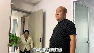 中老夫妻去给新房换钥匙丈母娘一进门就停不下来，女婿给犒劳一下