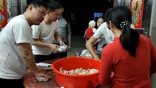广东人最爱吃土窑鸡：把鸡腌制半个小时，放入土窑后鸡肉非常入味Earthen chicken