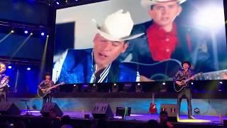 nueva presentación (al subir a escenario) de los plebes del rancho de ariel camacho