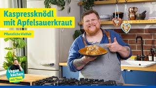 Vegan kochen mit Timo: Kaspressknödl mit Apfelsauerkraut