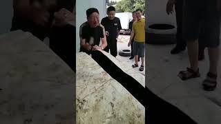翡翠賭石 | 兄弟幾個合股680000買下翡翠賭石，一刀切出帝王綠！一起看看是什麼牛逼的石頭！ #翡翠手鐲 #翡翠 #珠宝 #戒指 #玉佩 #翡翠直播