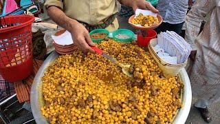 Famous Milon Mamar Chicken Dabli bhut of Dhaka New Market ! Bangladeshi Street Food