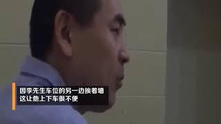 鄰里矛盾，業主車位釘8根鐵樁擋鄰居車門