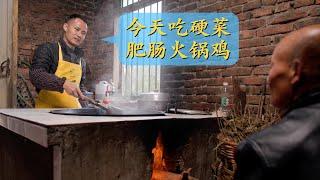 Chef Wang cooks "Hot Pot Chicken with Pork Intestine", a great winter dish, warm your whole body