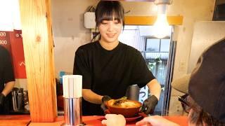 チャーハン鍋振り美人が働く深夜のニンニクみそラーメン屋丨Beautiful Fried Rice Master