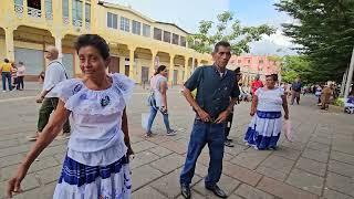  esto es parte de lo que se vivió hoy en la plaz ️Sergio se lucio con las bailarinas del parque,,