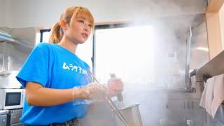 Super delicious ramen made by the cheerful gal manager. ラーメン 美人 street food