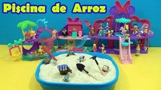 Piscina de arroz com surpresas! Brincando com a tia Cris! #mickeymouse #minniemouse #brincadeiras