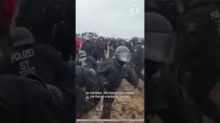 Mönch schubst im Matsch Polizisten bei Großdemo in Lützerath in den Schlamm | Aktivist geht viral