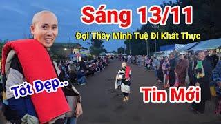 Sáng 13/11 Bà Con Xếp Hàng Đợi Thầy Minh Tuệ Đi Khất Thực Ai Xem Cũng Vui Mừng Đứng Đợi Thầy..