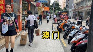 走出拱北口岸来到澳门我愣住了 奇怪的路名 之前葡萄牙语的翻译 快餐店22元比香港便宜一点 到处都是老头老太太 China Macau street