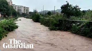 Heavy rains flood streets and trap hundreds in China