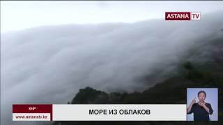 Море из облаков поглотило горы в Китае