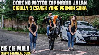 MANTAN PEMBALAP LOKAL DESA DIBULLY 2 CEWEK CANTIK SAAT DORONG MOTOR!! CIE CIE KALAU SUKA BILANG..