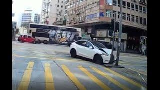 車CAM直擊 - Tesla轉彎直撞交通燈，片主即時問...乜撚野