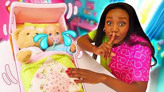 Baby Annabell doll can't sleep. Why is the baby doll crying? Toy food for dolls and a bedtime story.