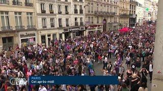 Barnier se prépare, la gauche manifeste - Reportage #cdanslair du 07.09.2024