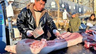 There are too many people buying pork. Chopping the ribs made my hands sore.