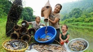 How to catch fish and trap giant fish in the wild -bring it to the market to sell with your children