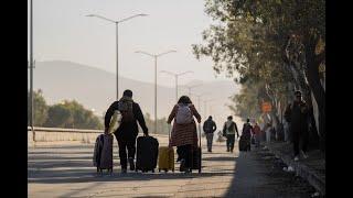 Usuarios del Aeropuerto de Tijuana caminan kilómetros por bloqueo del Maclovio Rojas