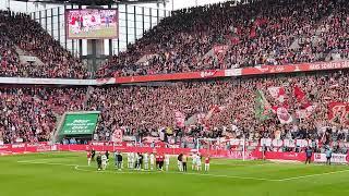 Die FC-Spieler lassen sich nach dem 3:2-Sieg gegen Mainz von der Südkurve feiern.