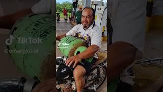 Dude just bought a gas cylinder to cook, speaking Guaraní in Guarambaré's SS in Paraguay