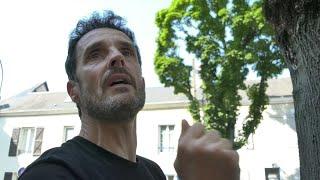 Thomas Brail vient protéger les arbres de l'avenue Bollée, au Mans