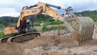 Italo operando escavadeira primeira vez com  Sany 215C!