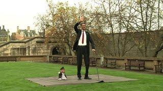 Quand l'homme le plus grand du monde rencontre le plus petit I AFP News