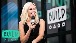 Malin Akerman Talks About Working With Lisa Kudrow On "The Comeback"