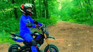 Aventuras de Den en Moto por el Bosque! | Motos para niños!