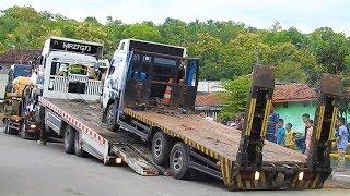 BIG Digger Excavator Transport By Self Loader Truck Mobilisasi Alat Berat CAT 336D LME CAT 320D