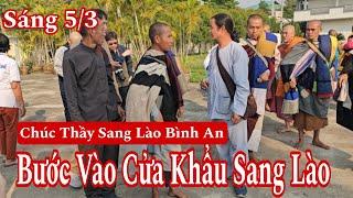 Khoảnh khắc sư Minh Tuệ và 28 sư Nhỏ bước vào cửa khẩu nhập sang Lào