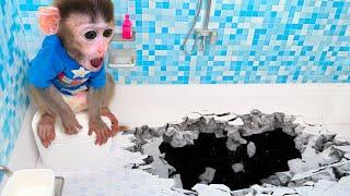 Baby monkey Chu Chu buys toys at the supermarket and swims in the batht with the duckling